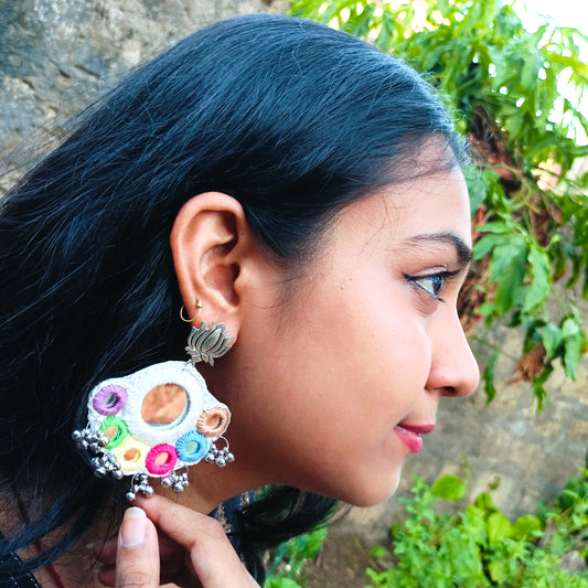 SUNDARI PESTAL COLOUR WHITE CIRCLE EARRINGS